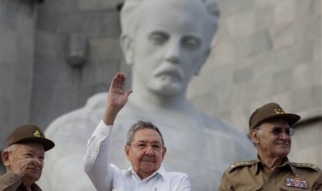 Dalam foto pada 1 Mei 2013 ini tampak Presiden Kuba Raul Castro (tengah) bersama Komandan Guillermo Garcia Frias (kiri) dan Menteri Dalam Negeri Kuba Abelardo Colome Ibarra. Colome mengundurkan diri karena sakit. 