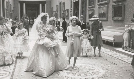 Dalam foto pernikahan Putri Diana dan Pangeran Charles yang tidak dimasukkan dalam album Kerajaan ini tampak Putri Diana sesaat setelah menjadi istri Charles menggendong pengiring pengantinnya Clementine Hambro (lima tahun).