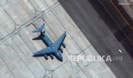 Inggris Evakuasi Lebih dari 7.000 Orang dari Afghanistan. Foto: Dalam foto satelit yang dirilis oleh Maxar Technologies ini, bandara internasional Kabul terlihat di tengah evakuasi pada Senin, 23 Agustus 2021. 