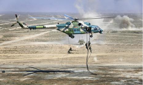 Dalam foto selebaran yang dirilis oleh Layanan Pers Kementerian Pertahanan Rusia ini, Pasukan turun dari helikopter militer China selama latihan perang gabungan yang diadakan oleh Rusia dan China yang diadakan di Daerah Otonomi Ningxia Hui di barat laut China pada Jumat, 13 Agustus 2021. Rusia mengatakan Senin itu akan meluncurkan latihan perang besar-besaran di timur negara itu yang akan melibatkan pasukan dari China - sebuah pertunjukan hubungan militer yang semakin dekat antara Moskow dan Beijing di tengah ketegangan dengan Barat atas tindakan Kremlin di Ukraina.