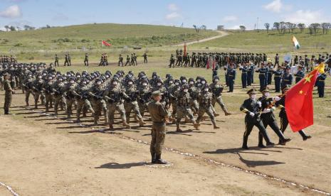 Dalam foto selebaran yang dirilis oleh Layanan Pers Kementerian Pertahanan Rusia ini, pasukan China berbaris selama latihan militer Vostok 2022 di lapangan tembak di Timur Jauh Rusia, pada 31 Agustus 2022. Beijing telah meningkatkan kerja sama militernya dengan Moskow dan telah mengambil bagian dalam latihan bersama multilareal “Vostok 2020” yang diadakan di Timur Jauh Rusia sejak akhir Agustus.