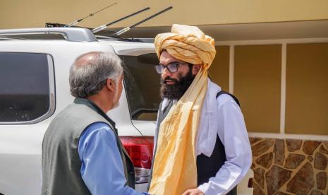 Dalam foto selebaran yang dirilis oleh Taliban ini, pemimpin senior kelompok Haqqani Anas Haqqani, kanan, berbicara kepada Abdullah Abdullah, kepala Dewan Rekonsiliasi Nasional Afghanistan dan mantan perunding pemerintah dengan Taliban, di Kabul, Afghanistan, Rabu, 18 Agustus 2021.