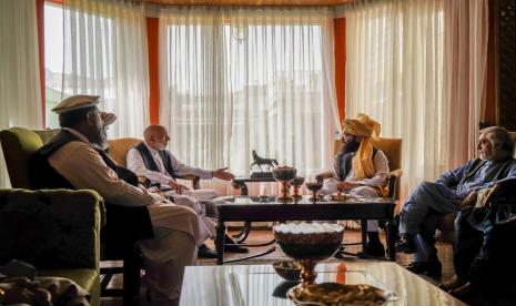 Dalam foto selebaran yang dirilis oleh Taliban, mantan Presiden Afghanistan Hamid Karzai, kiri tengah, pemimpin senior kelompok Haqqani Anas Haqqani, kanan tengah, dan Abdullah Abdullah, kepala Dewan Rekonsiliasi Nasional Afghanistan dan mantan perunding pemerintah dengan Taliban, kanan, bertemu di Kabul, Afghanistan, Rabu, 18 Agustus 2021.