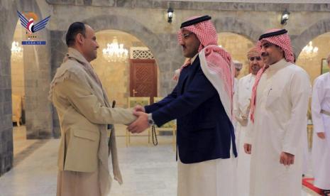 Dalam foto selebaran yang dirilis pada 9 April 2023 oleh media kelompok Houthi Ansar Allah, kepala dewan politik tertinggi Houthi Mahdi al-Mashat, kiri, berjabat tangan dengan Duta Besar Arab Saudi untuk Yaman Mohammed bin Saeed Al-Jaber, di Sanaa , Yaman. Pejabat Saudi berada di ibu kota Yaman hari Minggu untuk melakukan pembicaraan dengan pemberontak Houthi yang didukung Iran, sebagai bagian dari upaya internasional untuk menemukan penyelesaian konflik sembilan tahun Yaman.