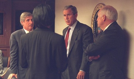 Dalam foto yang belum pernah dirilis sebelumnya ini tampak mantan Presiden AS George W Bush berbincang dengan Wakil Presiden Dick Cheney (kanan) dan Penasehat Keamanan Nasional Condoleezza Rice (membelakangi) di bunker Gedung Putih saat insiden 9/