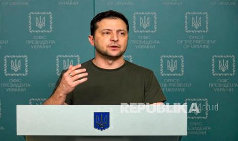  Dalam foto yang diambil dari video yang disediakan oleh Kantor Pers Kepresidenan Ukraina, Presiden Ukraina Volodymyr Zelenskyy berbicara kepada bangsa di Kyiv, Ukraina, Minggu, 27 Februari 2022. Pertempuran jalanan pecah di kota terbesar kedua di Ukraina pada hari Minggu dan pasukan Rusia ditempatkan meningkatnya tekanan pada pelabuhan-pelabuhan strategis di selatan negara itu menyusul gelombang serangan terhadap lapangan terbang dan fasilitas bahan bakar di tempat lain yang tampaknya menandai fase baru invasi Rusia.