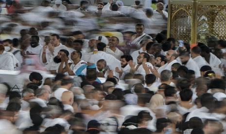 Dalam foto yang diambil dengan kecepatan rana rendah ini, jamaah haji berdoa saat yang lain mengelilingi Kabah, bangunan kubik di Masjidil Haram, di Mekah, Arab Saudi, Rabu, 6 Juli 2022.