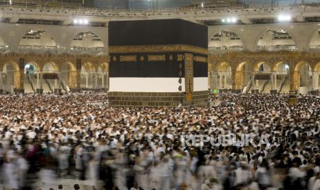 Dalam foto yang diambil dengan kecepatan rana rendah ini, peziarah Muslim mengelilingi Kabah, bangunan kubik di Masjidil Haram, di Mekah, Arab Saudi, Rabu, 6 Juli 2022. Peziarah Muslim berkumpul di kota suci Mekah di Arab Saudi untuk haji terbesar sejak pandemi coronavirus sangat membatasi akses ke salah satu dari lima rukun Islam.