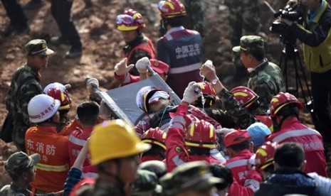 Dalam foto yang diberikan oleh Xinhua tampak seorang korban selamat dari longsor yang menimpan sejumlah bangunan di Shenzhen, Cina, Rabu (23/12).