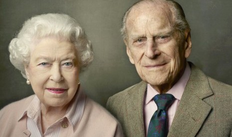 Dalam foto yang dirilis Istana Buckingham pada Jumat, 10 Juni 2016 ini menampilkan Ratu Elizabeth II bersama Pangeran Philip di Windsor, Inggris. Foto tersebut diambil untuk merayakan ulang tahun ke-90 sang Ratu.