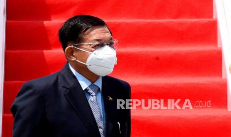 Dalam foto yang dirilis Istana Kepresidenan Indonesia ini, Jenderal Senior Myanmar Min Aung Hlaing, kiri, tiba di Bandara Internasional Soekarno-Hatta di Tangerang,  Sabtu (24/4).