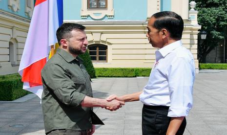 Presiden Indonesia Joko Widodo (kanan) berjabat tangan dengan Presiden Ukraina Volodymyr Zelensky selama pertemuan mereka di Kyiv, Ukraina pada Rabu, 29 Juni 2022.