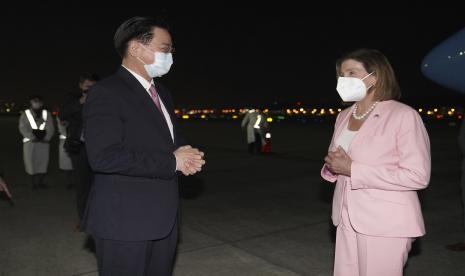 Dalam foto yang dirilis Kementerian Luar Negeri Taiwan ini, Ketua DPR AS Nancy Pelosi, kanan disambut oleh Menteri Luar Negeri Taiwan Joseph Wu saat tiba di Taipei, Taiwan, Selasa, 2 Agustus 2022. Pelosi tiba di Taiwan pada Selasa malam meskipun ada ancaman dari Beijing dengan konsekuensi serius, menjadi pejabat tinggi Amerika yang mengunjungi pulau berpemerintahan sendiri yang diklaim oleh China dalam 25 tahun. 