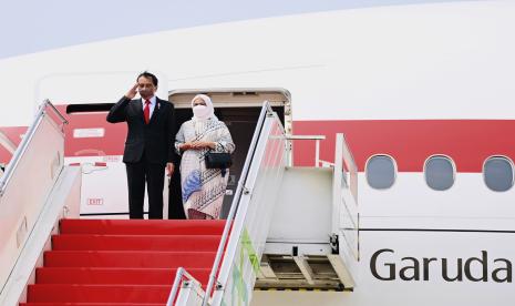 Dalam foto yang dirilis oleh Biro Pers dan Media Istana Kepresidenan Indonesia, Presiden Indonesia Joko Widodo, kiri, melambai saat ia dan istrinya Iriana naik pesawat kepresidenan untuk berangkat ke China, di Bandara Internasional Soekarno-Hatta di Tangerang di pinggiran Jakarta, Indonesia, Senin, 25 Juli 2022.