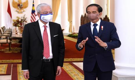 Dalam foto yang dirilis oleh Istana Kepresidenan Indonesia ini, Presiden Indonesia Joko Widodo (kanan) berbicara kepada Perdana Menteri Malaysia Ismail Sabri Yaakob selama pertemuan mereka di Bogor, Jawa Barat, Indonesia, Rabu, 10 November 2021.