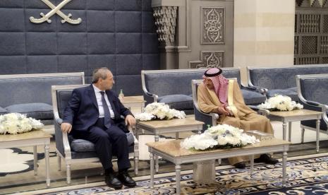 Dalam foto yang dirilis oleh kantor berita resmi Suriah SANA, Wakil Menteri Luar Negeri Saudi Waleed Al-Khuraiji, kanan, bertemu dengan Menteri Luar Negeri Suriah Faisal Mekdad, setibanya di Bandara Internasional King Abdulaziz, di Jeddah, Arab Saudi, Rabu, 12 April , 2023. Suriah akan membuka kembali kedutaannya di Tunisia, media pemerintah melaporkan Rabu, ketika diplomat tinggi Suriah mengunjungi Arab Saudi untuk memulihkan hubungan yang telah terputus selama lebih dari satu dekade.