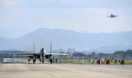 Dalam foto yang dirilis oleh Kantor Berita Xinhua China ini, angkatan udara dan korps penerbangan angkatan laut Komando Teater Timur Tentara Pembebasan Rakyat China (PLA) menerbangkan pesawat di lokasi yang tidak ditentukan di China, 4 Agustus 2022. Angkatan udara China adalah pengiriman jet tempur dan pesawat pengebom ke Thailand untuk latihan bersama dengan militer Thailand pada Minggu, 14 Agustus 2022.