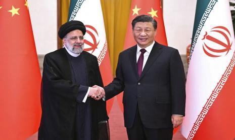 Dalam foto yang dirilis oleh Kantor Berita Xinhua ini, Mengunjungi Presiden Iran Ebrahim Raisi (kiri) berjabat tangan dengan Presiden Tiongkok Xi Jinping sebelum pertemuan mereka di Aula Besar Rakyat di Beijing, Selasa, 14 Februari 2023.