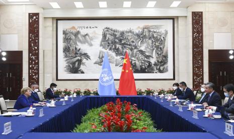 Dalam foto yang dirilis oleh Kantor Berita Xinhua, Menteri Luar Negeri China Wang Yi, kedua kanan, bertemu dengan Komisaris Tinggi PBB untuk Hak Asasi Manusia Michelle Bachelet, kiri, di Guangzhou, Provinsi Guangdong China selatan pada Senin, 23 Mei 2022. China menentang “mempolitisasi” hak asasi manusia dan menerapkan standar ganda, menteri luar negerinya mengatakan dalam komentar pada awal kunjungan oleh seorang pejabat tinggi PBB yang berfokus pada tuduhan pelanggaran terhadap minoritas Muslim di wilayah barat laut Xinjiang.