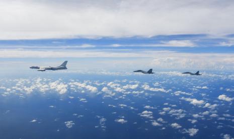 Dalam foto yang dirilis oleh Kantor Berita Xinhua, pesawat Komando Teater Timur Tentara Pembebasan Rakyat China (PLA) melakukan latihan tempur bersama di sekitar Pulau Taiwan pada Minggu, 7 Agustus 2022. China mengatakan Senin bahwa pihaknya memperpanjang ancaman. latihan militer di sekitar Taiwan yang telah mengganggu pelayaran dan lalu lintas udara dan secara substansial meningkatkan kekhawatiran tentang potensi konflik di kawasan yang penting bagi perdagangan global.