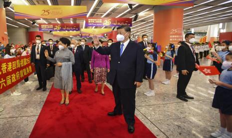 Dalam foto yang dirilis oleh Kantor Berita Xinhua, Presiden China Xi Jinping, tengah dan istrinya Peng Liyuan, kiri tengah, melambai ke kerumunan yang menyambut saat mereka tiba di stasiun kereta api di Hong Kong, Kamis, 30 Juni 2022. Xi telah tiba di Hong Kong menjelang peringatan 25 tahun penyerahan Inggris dan setelah transformasi dua tahun membawa kota itu lebih erat di bawah kendali Partai Komunis. Ini adalah perjalanan pertama Xi ke luar daratan China dalam hampir 2,5 tahun.