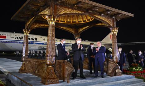 Dalam foto yang dirilis oleh Kantor Berita Xinhua, Presiden China Xi Jinping, tengah, disambut oleh Presiden Uzbekistan Shavkat Mirziyoyev, kanan, saat tiba di bandara di Samarkand, Uzbekistan, Rabu, 14 September 2022, untuk menghadiri pertemuan ke-22 Dewan Kepala Negara Organisasi Kerjasama Shanghai (SCO).