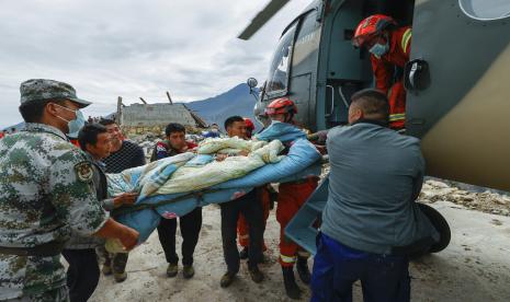 Dalam foto yang dirilis oleh Kantor Berita Xinhua, tim penyelamat menggunakan helikopter untuk memindahkan penduduk desa yang terluka setelah gempa bumi di Kota Detuo, Kabupaten Luding, Provinsi Sichuan, Tiongkok barat daya, Selasa, 6 September 2022. Pihak berwenang di Chengdu, Tiongkok barat daya, telah mempertahankan penguncian ketat COVID-19 langkah-langkah di kota 21 juta meskipun gempa besar yang menewaskan puluhan orang di daerah terpencil.