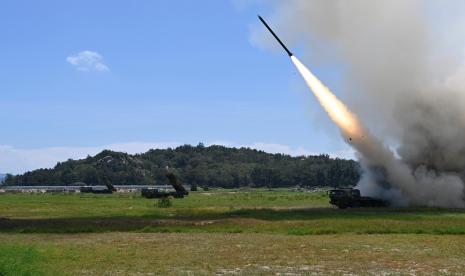  Dalam foto yang dirilis oleh Kantor Berita Xinhua China ini, sebuah proyektil diluncurkan dari lokasi yang tidak ditentukan di China selama latihan tembakan langsung jarak jauh oleh tentara Komando Teater Timur Tentara Pembebasan Rakyat China, Kamis, 4 Agustus 2022 China melakukan serangan rudal presisi Kamis di perairan lepas pantai Taiwan sebagai bagian dari latihan militer yang telah meningkatkan ketegangan di kawasan itu ke tingkat tertinggi dalam beberapa dekade setelah kunjungan Ketua DPR AS Nancy Pelosi.