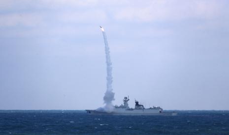  Dalam foto yang dirilis oleh Kantor Berita Xinhua ini, fregat angkatan laut China Binzhou ikut serta dalam latihan angkatan laut bersama dengan kapal perang Rusia di Laut China Timur Selasa, 27 Desember 2022. China membangun kapal induk tanpa awak yang bisa dikendalikan dengan menggunakan remote dan mampu melakukan navigasi secara mandiri di perairan terbuka. 