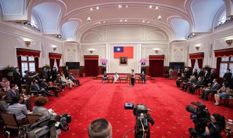 Dalam foto yang dirilis oleh Kantor Kepresidenan Taiwan ini, Presiden Taiwan Tsai Ing-wen, berdiri, berbicara selama pertemuan dengan Ketua DPR AS Nancy Pelosi dan anggota Kongres lainnya di Taipei, Taiwan, Rabu, 3 Agustus 2022. DPR AS Pembicara Nancy Pelosi, yang bertemu dengan pejabat tinggi di Taiwan meskipun ada peringatan dari China.