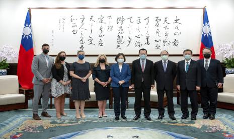 Dalam foto yang dirilis oleh Kantor Kepresidenan Taiwan ini, Presiden Taiwan Tsai Ing-wen, tengah, berfoto bersama Senator AS Marsha Blackburn, keempat dari kiri, dan delegasinya selama pertemuan di Taipei, Taiwan pada Jumat, 26 Agustus 2022 Blackburn bertemu dengan Presiden Taiwan Tsai Ing-wen pada hari Jumat, dalam kunjungan kedua oleh anggota Kongres sejak perjalanan Ketua DPR Nancy Pelosi awal bulan ini secara tajam meningkatkan ketegangan dengan China.