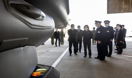 Dalam foto yang dirilis oleh Kantor Kepresidenan Taiwan ini, Presiden Taiwan Tsai Ing-wen, tengah, didampingi para pejabat, melihat jet tempur F-16 di sebuah pangkalan militer di Chiayi, Taiwan barat daya, Jumat, 6 Januari 2023. Presiden Tsai mengunjungi pangkalan militer hari Jumat untuk mengamati latihan sementara saingannya China memprotes lewatnya kapal perusak Angkatan Laut AS melalui Selat Taiwan, karena ketegangan antara kedua pihak tidak menunjukkan tanda-tanda mereda di tahun baru.