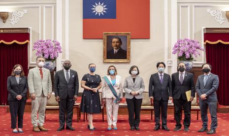 Dalam foto yang dirilis oleh Kantor Kepresidenan Taiwan, Ketua DPR AS Nancy Pelosi dan Presiden Taiwan Tsai Ing-wen, tengah, berpose untuk foto selama pertemuan di Taipei, Taiwan, Rabu, 3 Agustus 2022. Ketua DPR AS Nancy Pelosi, yang bertemu dengan pejabat tinggi di Taiwan meskipun ada peringatan dari China.