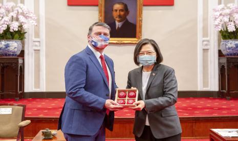 Dalam foto yang dirilis oleh Kantor Kepresidenan Taiwan, Rep. Ronny Jackson, R-Texas, kiri, dan Presiden Taiwan Tsai Ing-wen, kanan, berpose saat pertemuan di Kantor Kepresidenan di Taipei, Taiwan, Jumat, April 15 Oktober 2022. Anggota parlemen AS yang mengunjungi Taiwan telah membuat pernyataan yang jelas dan terbuka tentang dukungan mereka untuk demokrasi pulau yang berpemerintahan sendiri itu sambil juga mengeluarkan peringatan kepada China.