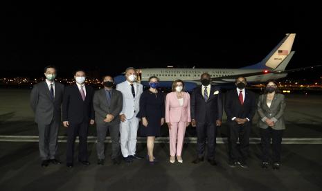 Dalam foto yang dirilis oleh Kementerian Luar Negeri Taiwan, Ketua DPR AS Nancy Pelosi, berpose tengah untuk foto setelah dia tiba di Taipei, Taiwan, Selasa, 2 Agustus 2022. Pelosi tiba di Taiwan pada Selasa malam meskipun ada ancaman dari Beijing. konsekuensi serius, menjadi pejabat Amerika berpangkat tertinggi yang mengunjungi pulau berpemerintahan sendiri yang diklaim oleh China dalam 25 tahun. 