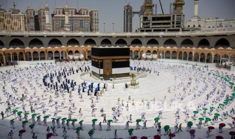  Dalam foto yang dirilis oleh Kementerian Media Saudi, sejumlah jamaah haji bertawaf mengelilingi Ka