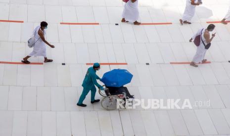  Satu Petugas Kesehatan Arab Saudi Dampingi 50 Jamaah Haji. Dalam foto yang dirilis oleh Kementerian Media Saudi, sejumlah jamaah haji bertawaf mengelilingi Ka