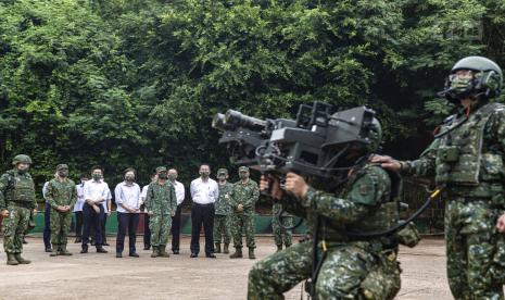 Dalam foto yang dirilis oleh Kementerian Pertahanan Nasional Taiwan, Presiden Taiwan Tsai Ing-wen menyaksikan tentara mengoperasikan peralatan selama kunjungan ke stasiun angkatan laut di Penghu, sebuah kepulauan dari beberapa lusin pulau di lepas pantai barat Taiwan pada Selasa, 30 Agustus 2022 Tsai mengatakan kepada unit militer pulau yang memiliki pemerintahan sendiri pada hari Selasa untuk tetap tenang dalam menghadapi penerbangan pesawat tempur harian dan manuver kapal perang oleh saingannya China, dengan mengatakan bahwa Taiwan tidak akan membiarkan Beijing memprovokasi konflik. , sebuah perusahaan pertahanan udara, dan armada angkatan laut.