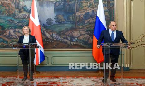  Dalam foto yang dirilis oleh Layanan Pers Kementerian Luar Negeri Rusia, Menteri Luar Negeri Rusia Sergey Lavrov, kanan, dan Menteri Luar Negeri Inggris Liz Truss menghadiri konferensi pers bersama setelah pembicaraan mereka di Moskow, Rusia, Kamis, 10 Februari 2022. Diplomat top Inggris telah tiba di Moskow untuk mencoba meredakan ketegangan yang ditimbulkan oleh penumpukan militer Rusia di dekat Ukraina. 