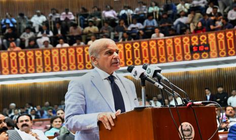 Dalam foto yang dirilis oleh Majelis Nasional Pakistan ini, Perdana Menteri Pakistan yang baru terpilih Shahbaz Sharif berpidato di sesi Majelis Nasional, di Islamabad, Pakistan, Senin, 11 April 2022.