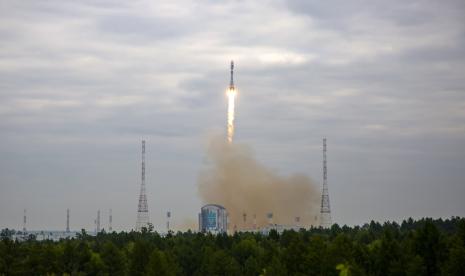 Dalam foto yang dirilis oleh Roscosmos State Space Corporation ini, roket Soyuz-2.1b dengan stasiun otomatis pendarat bulan Luna-25 lepas landas dari landasan peluncuran di Kosmodrom Vostochny di Timur Jauh Rusia, pada Jumat, 11 Agustus 2023. Peluncuran pesawat Luna-25 ke bulan akan menjadi yang pertama dilakukan Rusia sejak 1976 ketika menjadi bagian dari Uni Soviet. Pendarat bulan Rusia diperkirakan akan mencapai bulan pada 23 Agustus.