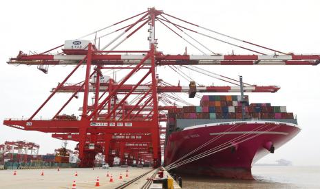 Dalam foto yang dirilis oleh Xinhua News Agency, sebuah kapal kontainer dari Jepang berlabuh di dermaga kontainer Pelabuhan Yangshan Shanghai di China timur pada 27 April 2022. Ekspor China untuk periode Januari-Februari 2023 mengalami peurunan.