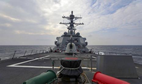 Dalam foto yang disediakan oleh Angkatan Laut AS ini, kapal perusak berpeluru kendali USS Higgins (DDG 76) melakukan transit rutin di Selat Taiwan pada 20 September 2022. Wakil Menteri Luar Negeri Amerika Serikat (AS) Wendy Sherman akan membahas peluncuran rudal Korea Utara (Korut) baru-baru ini, China dan ketegangan di Taiwan dengan Menteri Luar Negeri Jepang dan Korea Selatan (Korsel) di Tokyo pekan depan.