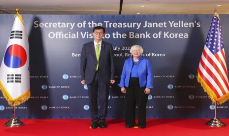 Dalam foto yang disediakan oleh Bank of Korea ini, Menteri Keuangan AS Janet Yellen, kanan, berfoto bersama Gubernur Bank of Korea Rhee Chang-yong di kantor pusat bank di Seoul, Korea Selatan, Selasa, 19 Juli 2022.