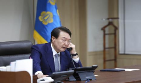 Dalam foto yang disediakan oleh Kantor Kepresidenan Korea Selatan ini, Presiden Korea Selatan Yoon Suk Yeol berbicara melalui telepon dengan Perdana Menteri Jepang Fumio Kishida di Seoul, Korea Selatan, Kamis, 6 Oktober 2022. Presiden Korea Selatan Yoon Suk Yeol dan Perdana Menteri Jepang Fumio Kishida berbicara melalui telepon Kamis dan setuju bahwa uji coba rudal Korea Utara baru-baru ini adalah 