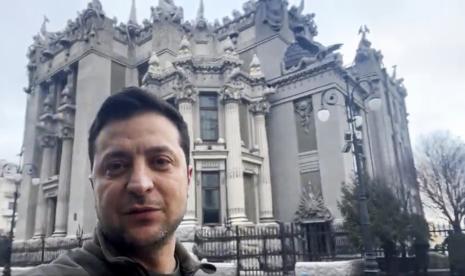 Presiden Ukraina Volodymyr Zelenskyy merupakan aktor dan komedian sebelum terjun ke politik. Dia pernah main serial Servant of the People dan merupakan pengisi suara Paddington Bear untuk pasar Ukraina.