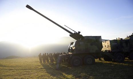 Dalam foto yang disediakan oleh Layanan Pers Kementerian Pertahanan Serbia ini, howitzer meriam self-propelled 155 mm tentara Serbia terlihat pada posisi dekat garis administratif dengan Kosovo, Serbia selatan, Senin, 26 Desember 2022. Kosovo tetap menjadi titik api potensial di wilayah tersebut. Balkan bertahun-tahun setelah perang 1998-99 yang berakhir dengan intervensi NATO. Serbia tidak mengakui deklarasi kemerdekaan bekas provinsinya pada 2008, sementara upaya Barat untuk menengahi solusi sejauh ini gagal.