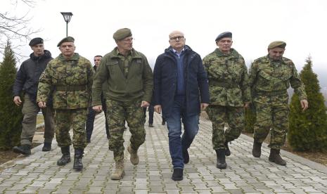  Dalam foto yang disediakan oleh Layanan Pers Kementerian Pertahanan Serbia ini, Menteri Pertahanan Serbia Milos Vucevic, tengah, berbicara dengan kepala staf militer Serbia Milan Mojsilovic, kiri tengah, di barak tentara di Raska, Serbia selatan, pada 26 Desember 2022. Misi Organisasi Pakta Pertahanan Atlantik Utara (NATO) di Kosovo, KFOR, menolak permintaan pemerintah Serbia untuk mengirimkan 1.000 personel polisi dan tentara ke Kosovo.