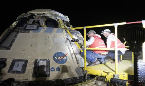 Dalam foto yang disediakan oleh NASA ini, Boeing dan tim NASA bekerja di sekitar pesawat ruang angkasa Boeing Crew Flight Test Starliner milik NASA setelah mendarat tanpa awak, Jumat, 6 September 2024, di White Sands, New Mexico, setelah lepas dari Stasiun Luar Angkasa Internasional.