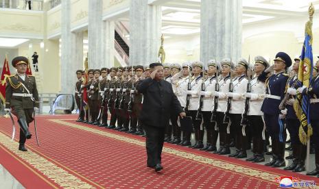 Dalam foto yang disediakan oleh pemerintah Korea Utara ini, pemimpin Korea Utara Kim Jong Un, tengah, meninjau pasukan kehormatan, di Pyongyang, Korea Utara, pada 24 Juli 2021.